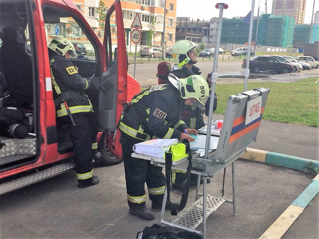 Учения по тушению пожара в высотном здании провели подразделения пожарно-спасательного гарнизона новой Москвы