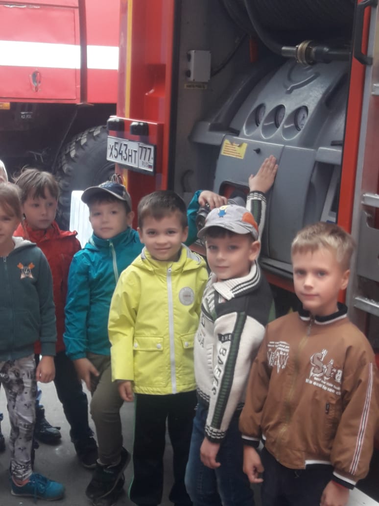 В Новой Москве сотрудники чрезвычайного ведомства обучают детей основам безопасности жизнедеятельности