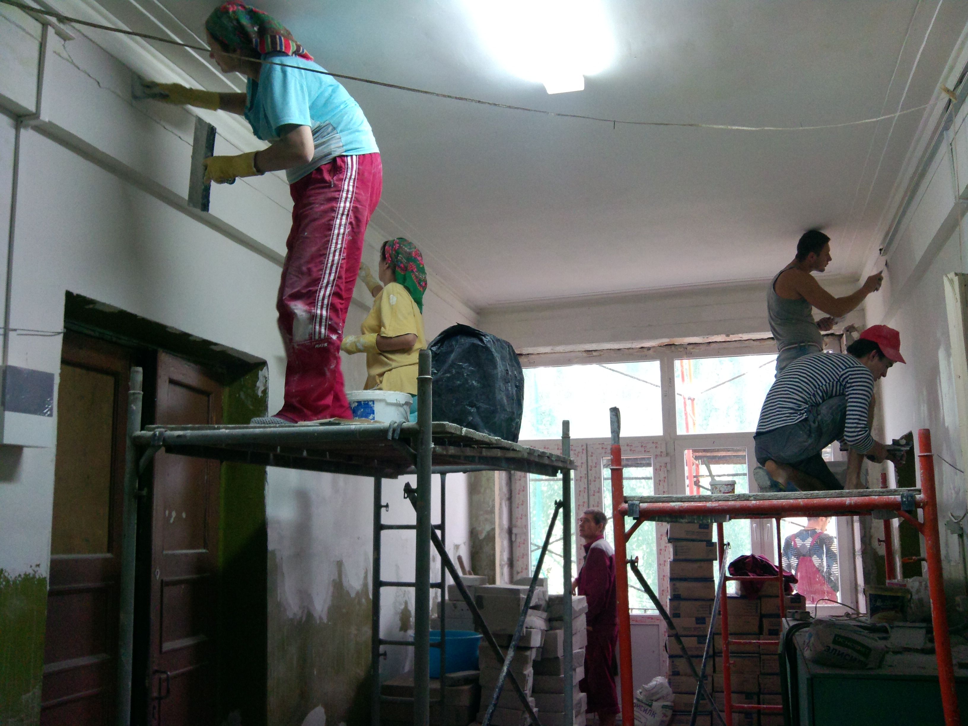 Капитальный ремонт дома перешел в завершающую стадию в поселке Знамя Октября