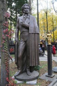 Двор музея Зураба Церетели полон скульптур. Это Александр Пушкин. Фото: Владимир Смоляков