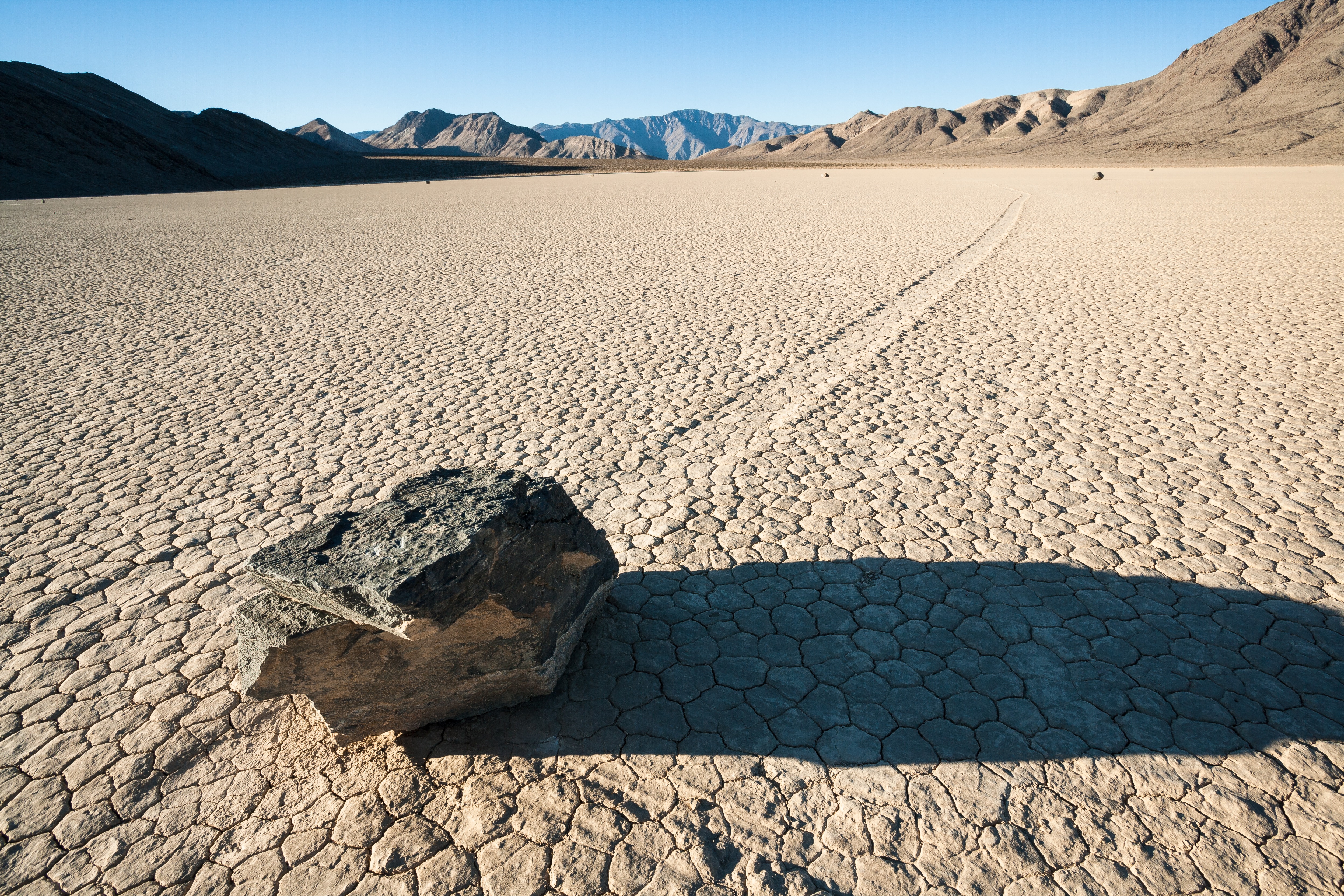 Знаменитая на весь мир американская Долина смерти, которая вся испещрена следами от камней. Фото: shutterstock