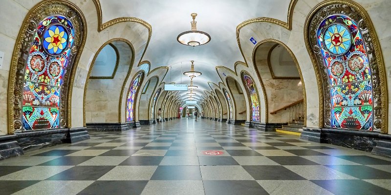 Столичное метро уменьшит объем рекламы в переходах и вагонах. Фото: mos.ru