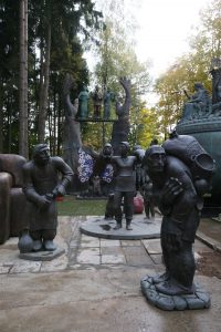 Двор музея Зураба Церетели полон скульптур. Множество абстракционных работ. Фото: Владимир Смоляков