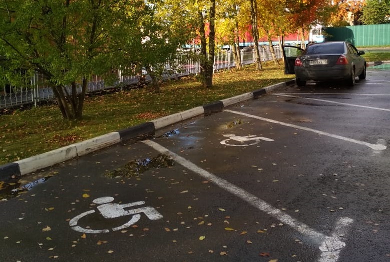 Обновление разметки на парковках провели в Краснопахорском
