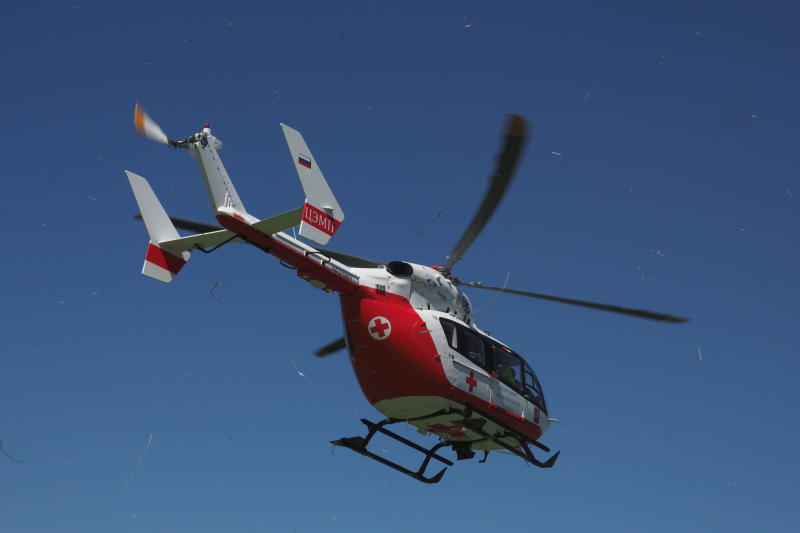 Вертолет МАЦ эвакуировал в больницу пострадавшего в результате ДТП. Фото: Антон Гердо