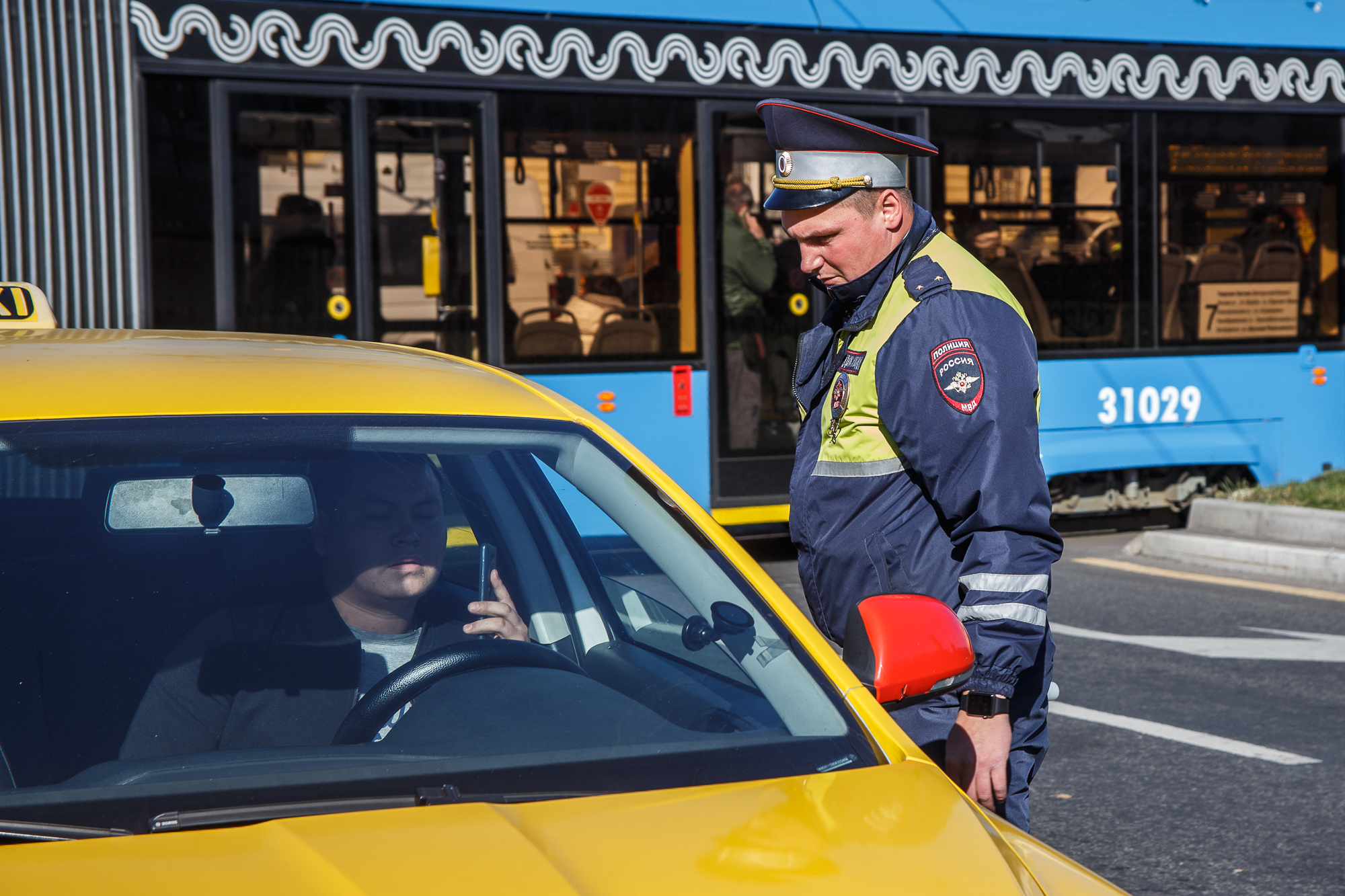 В Москву не пустят таксистов без российских прав