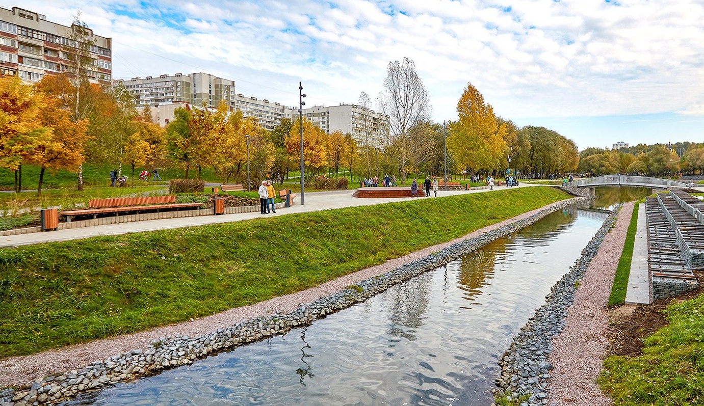 В парке в пойме реки Битца в рамках комплексного благоустройства и озеленения территории высадили 210 деревьев. Фото: mos.ru