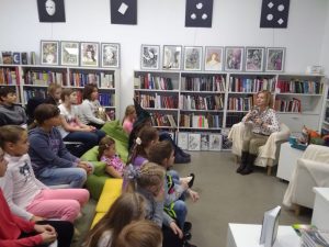 Главным сюрпризом праздника стала встреча с детской писательницей. Фото: библиотека №263
