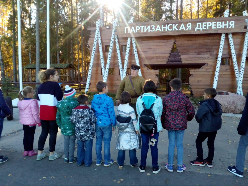 Ребята из «Молодой гвардии» Внуковского побывали на экскурсии о военной технике
