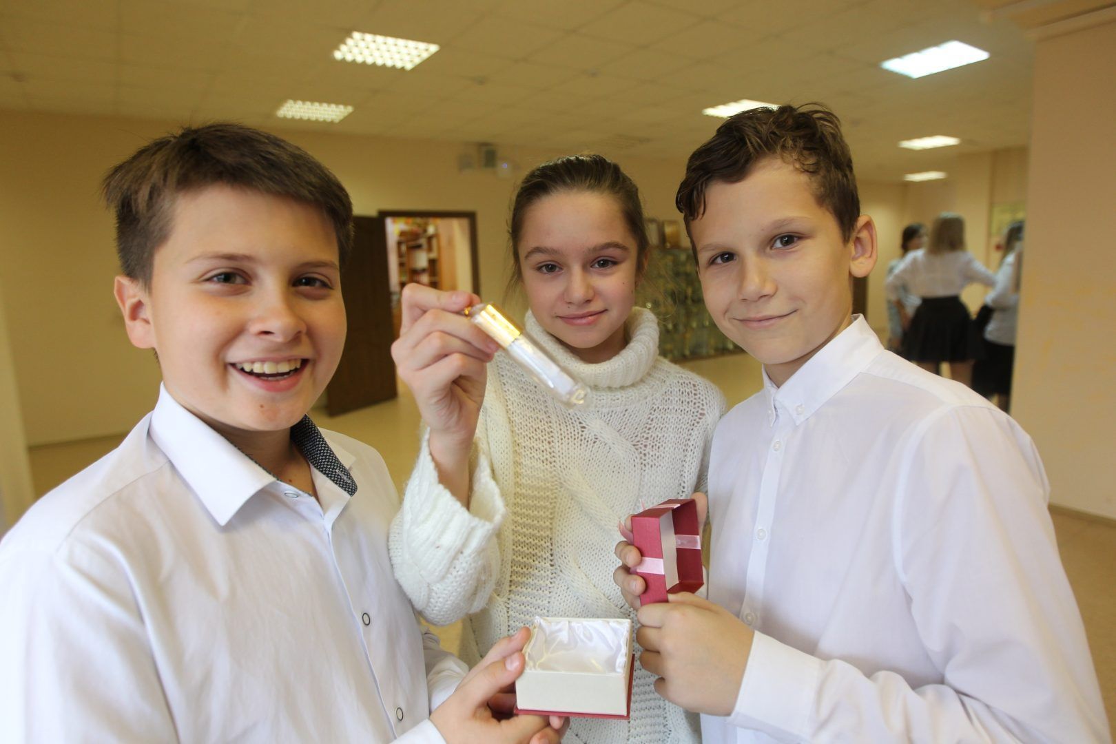 Ученики младших классов школы №1392 тоже хотели бы принять участие в церемонии закладки капсулы. Фото: Владимир Смоляков