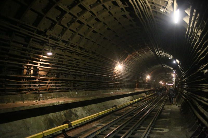 Всего до конца года в подземке проложат более 180 километров кабельных трасс. Фото: Антон Гердо