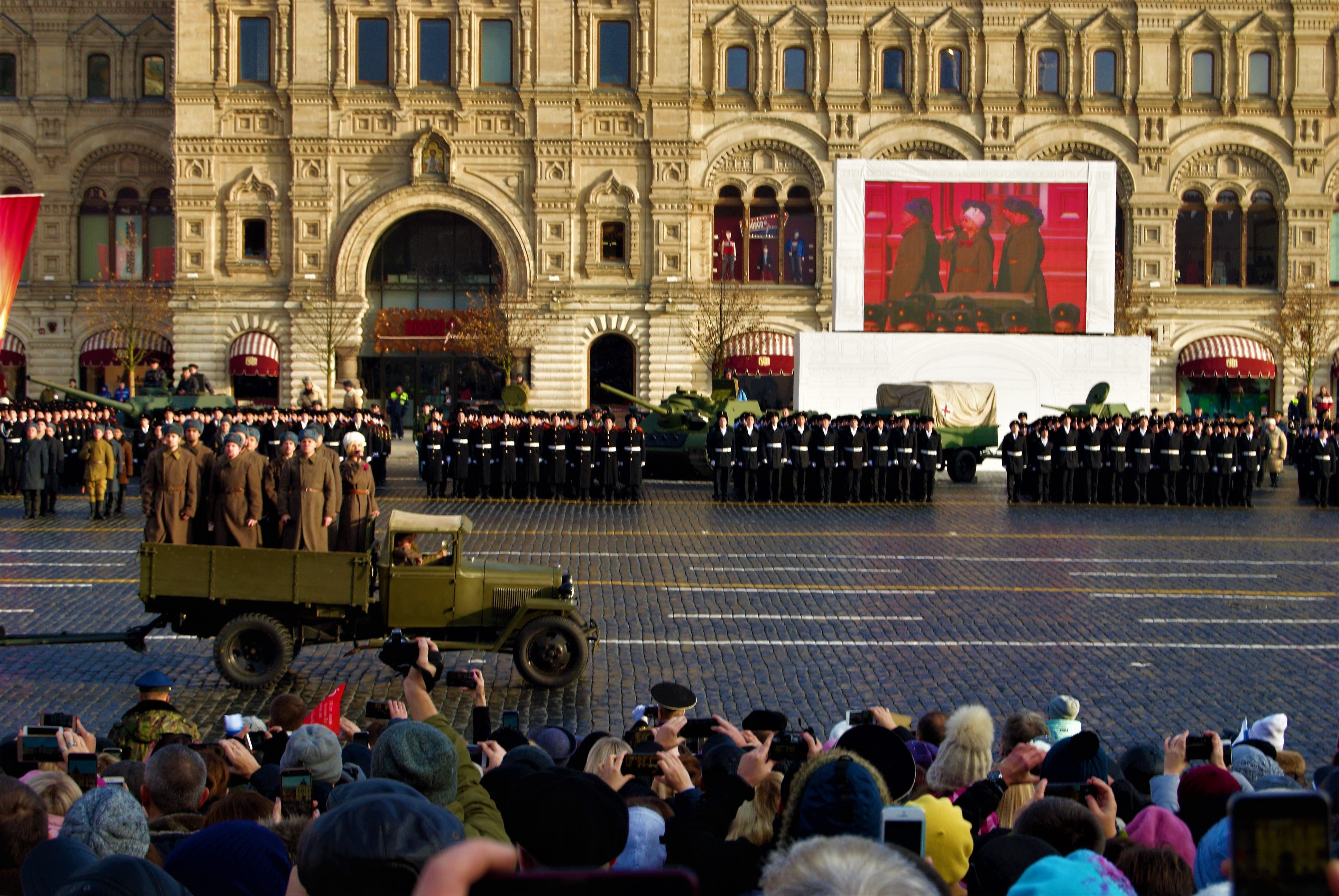 Зачем парад. Парад 7 ноября. 7 Ноября военный парад на красной площади. Парад советских войск на красной площади в Москве 7 ноября 1941 года. Парад реконструкция парада 7 ноября 1941.