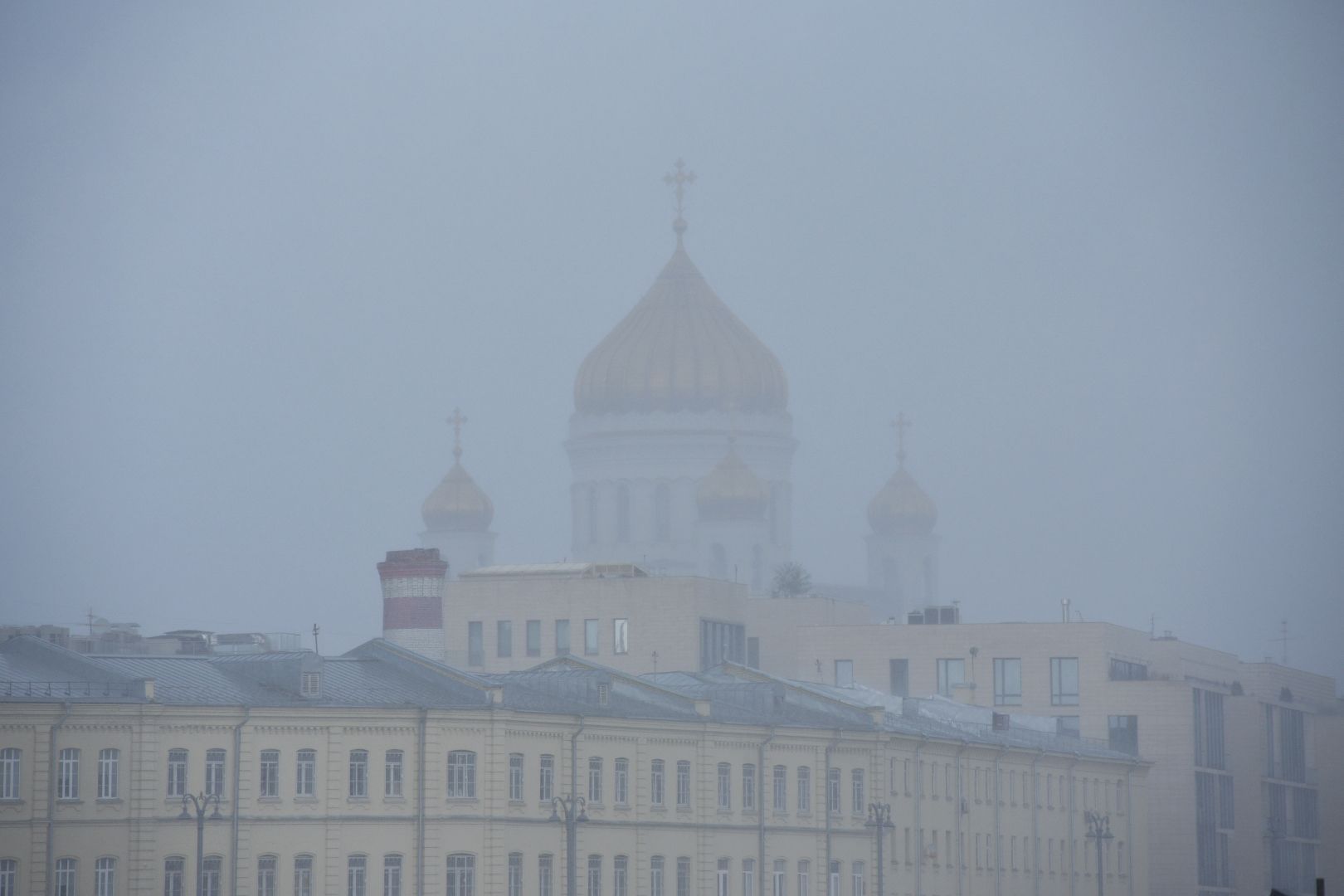 Москвичей предупредили о тумане и мороси до конца выходных