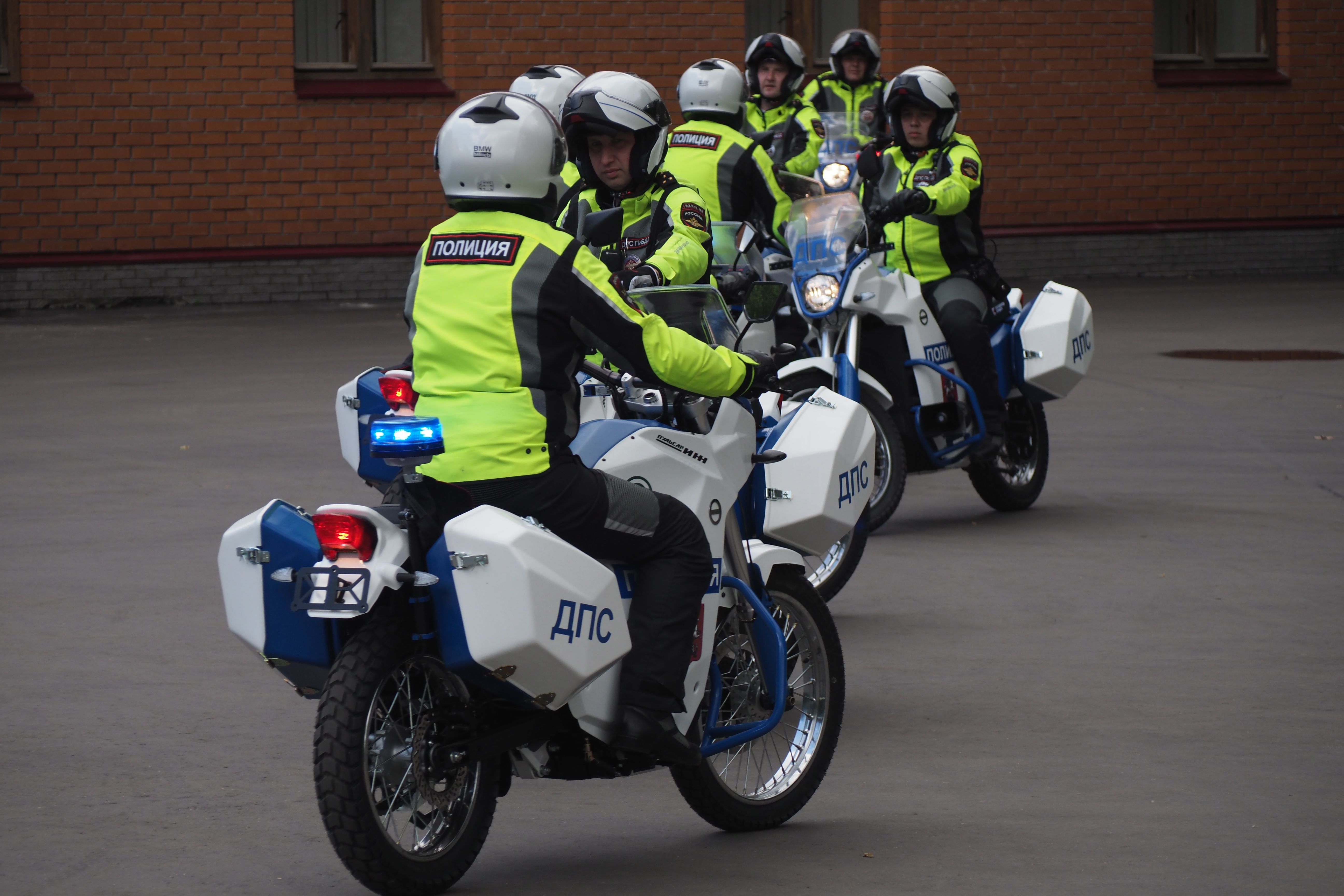 Полиция Новой Москвы прибыла на массовое ДТП в деревне Кресты