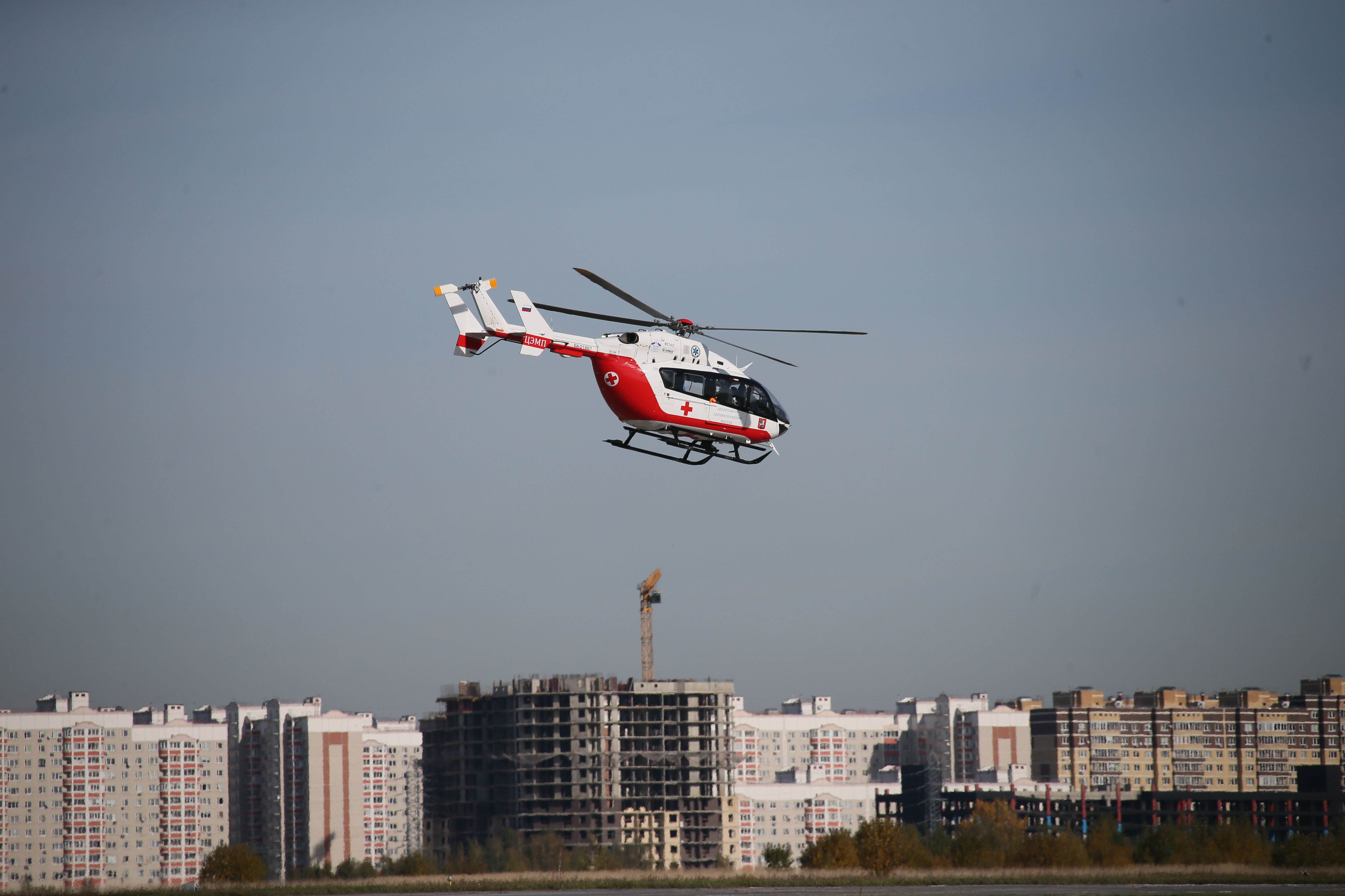 Для эвакуации пострадавших прилетал медицинский вертолет. Фото: Владимир Смоляков, «Вечерняя Москва»