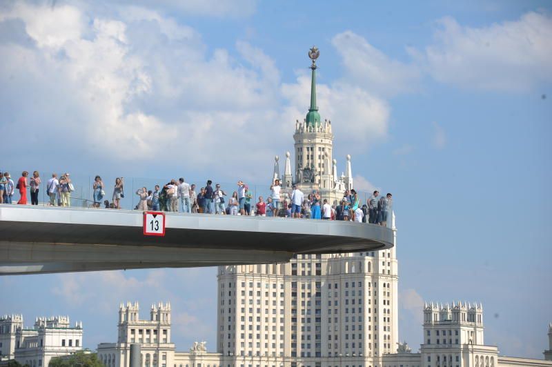 Главным украшением парка «Зарядье» стал парящий мост. Фото: Светлана Колоскова