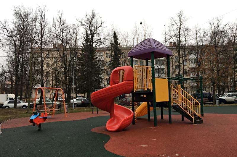 Обустройство новой детской площадки завершилось в поселении Щаповское. Фото: Анна Быкова