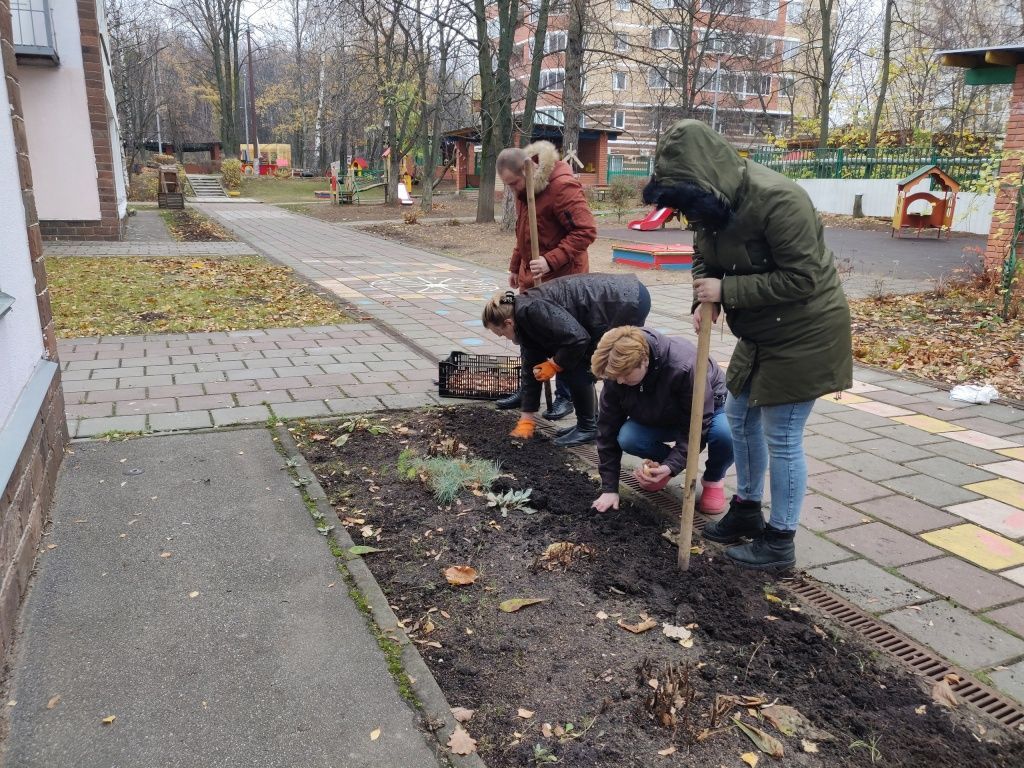 Активисты из Мосрентгена украсили детский сад тюльпанами