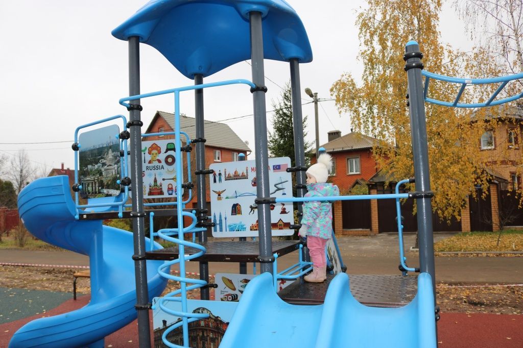 Новую детскую площадку обустроили в деревне Старосырово. Фото: администрация поселения Рязановское