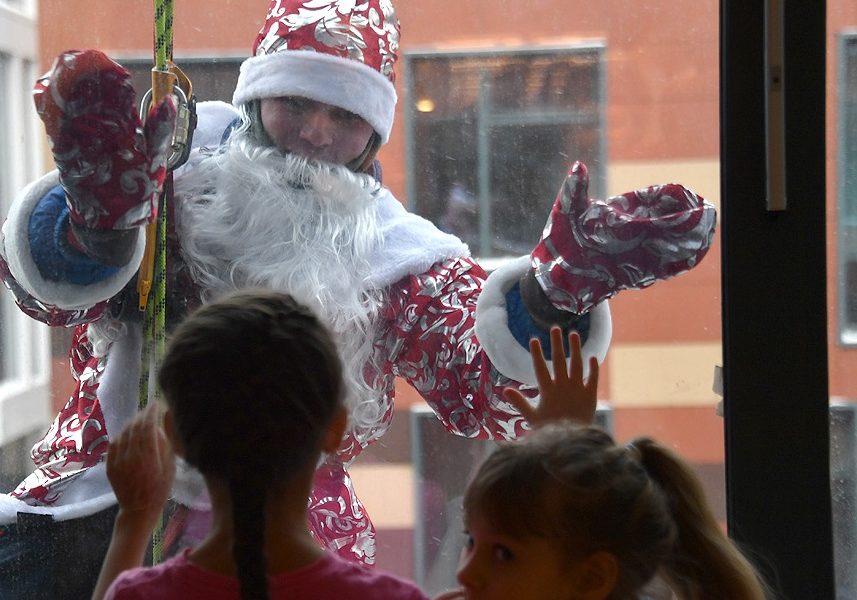 Московские спасатели перевоплотились в Дедов Морозов и Снегурочек и устроили праздник для пациентов Морозовской больницы