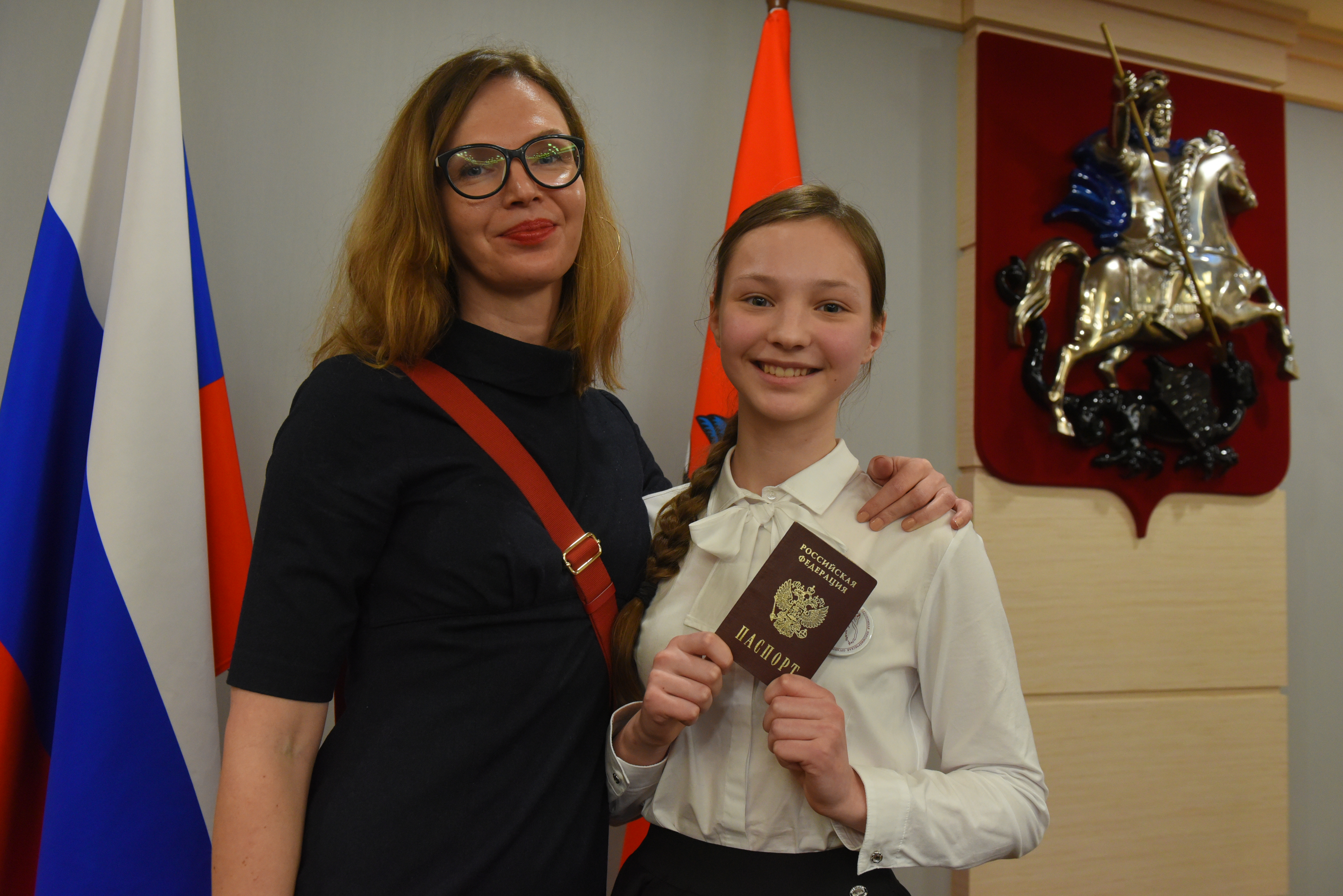 11 декабря 2018 года. Аксинья Абрагина вместе с мамой Ириной после получения паспорта гражданина России. Фото: Александр Кожохин 