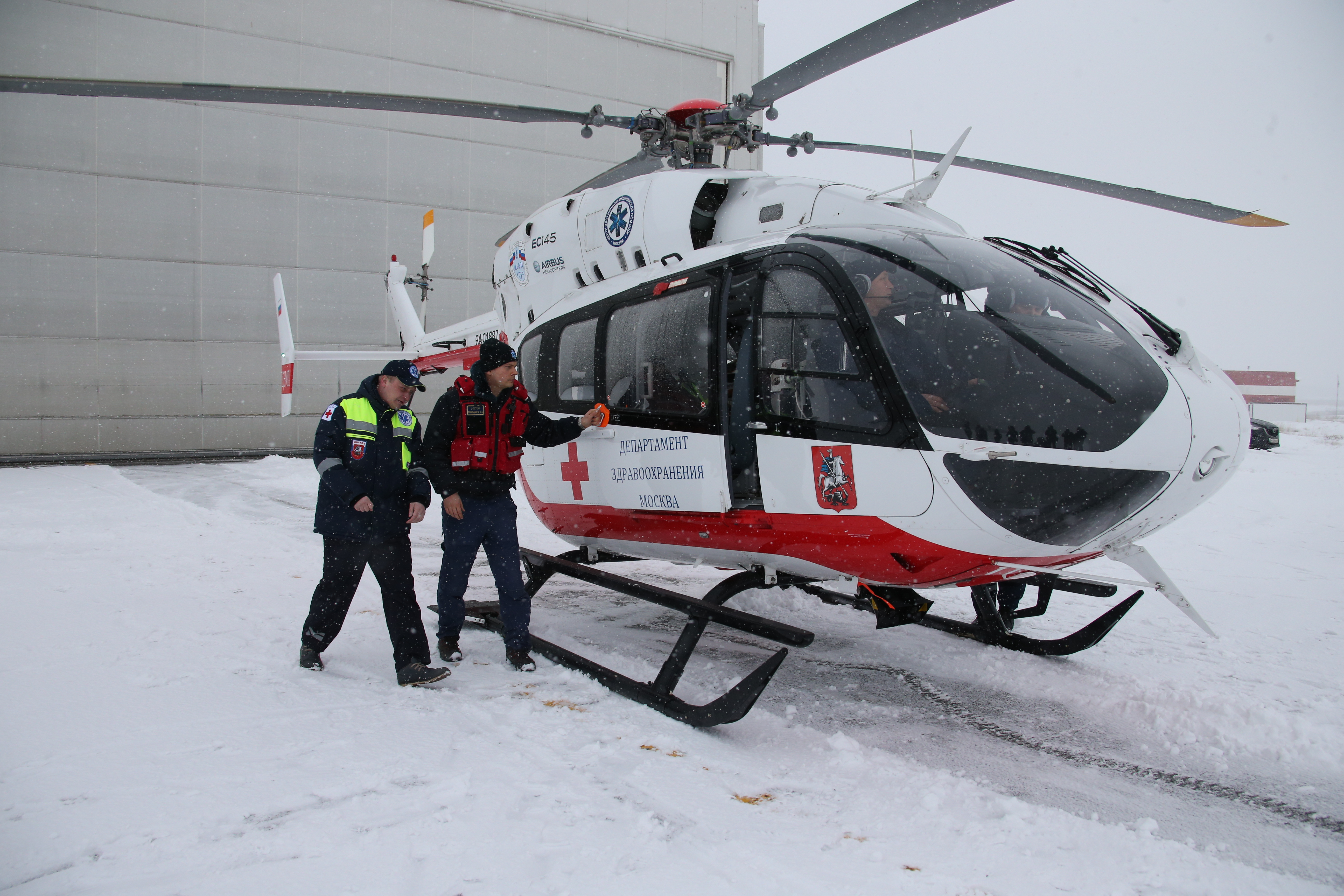 Вертолет санитарной авиации Московского авиацентра спешит на помощь к пострадавшим. Фото: Владимир Смоляков