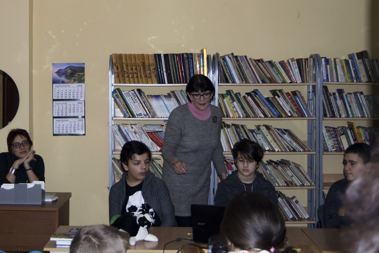 Детский писатель Юлия Лаврушина проводит презентацию книги. Фото: Никита Нестеров