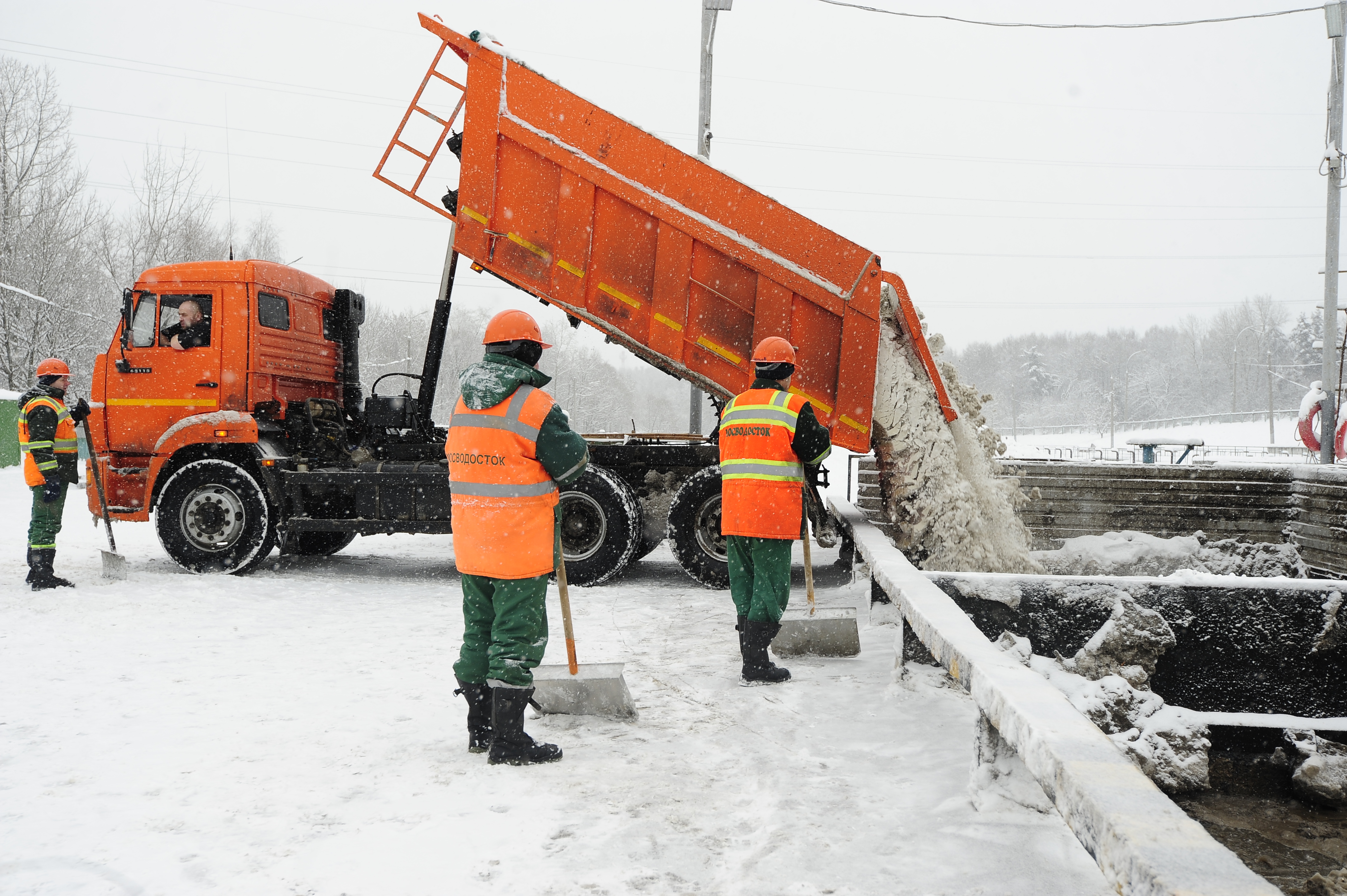 Почти 300 тысяч кубометров снега вывезли из Москвы за сутки