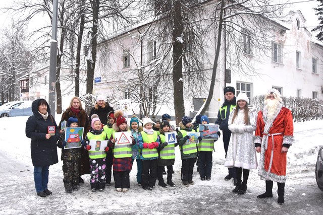 Жителей Троицка поздравили в рамках акции «Полицейский Дед Мороз». Фото: пресс-служба УВД по ТиНАО