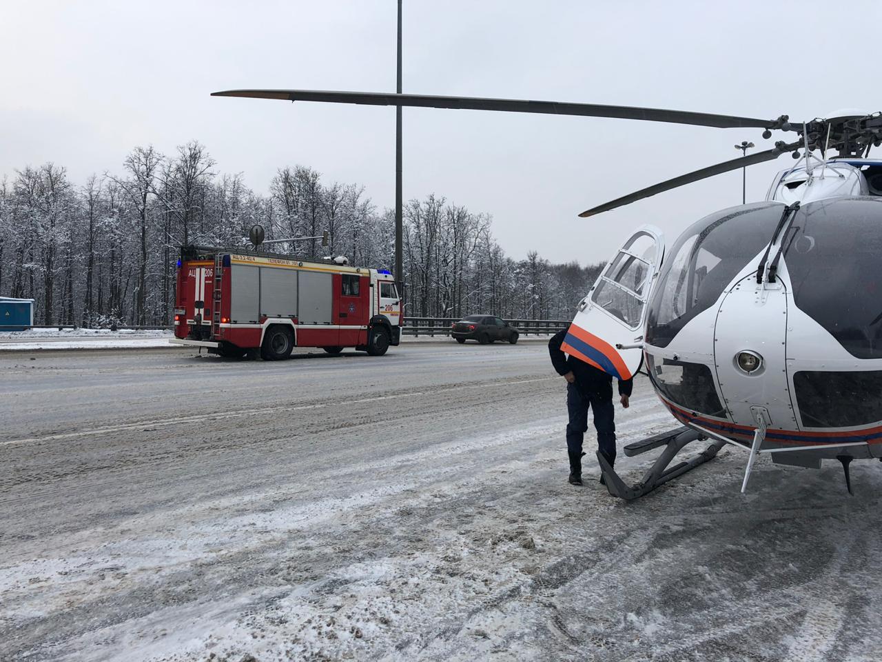 Экипаж санитарного вертолета Московского авиационного центра эвакуировал двух пострадавших с места ДТП