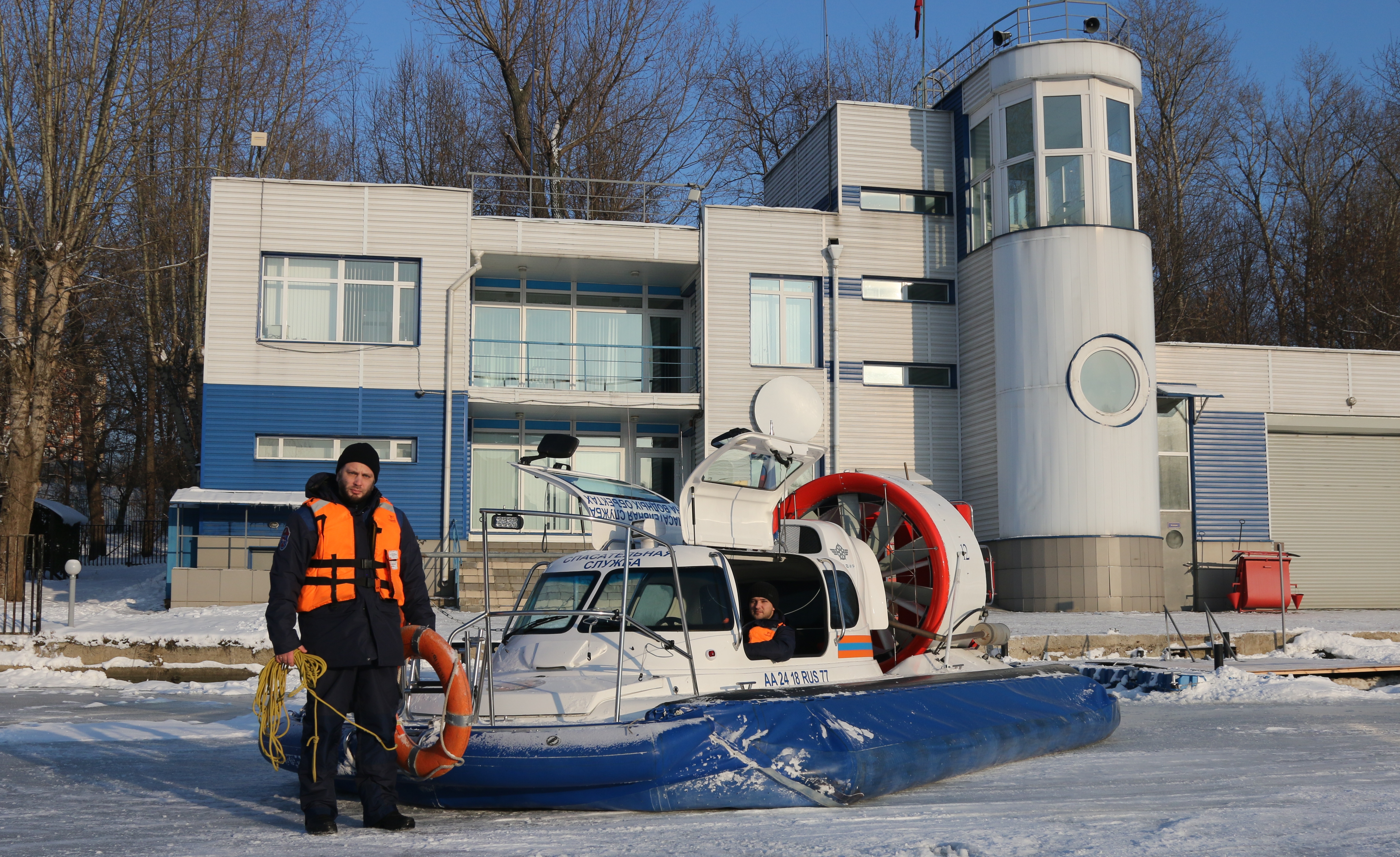 Московские спасатели отметили накануне праздников новоселье на воде