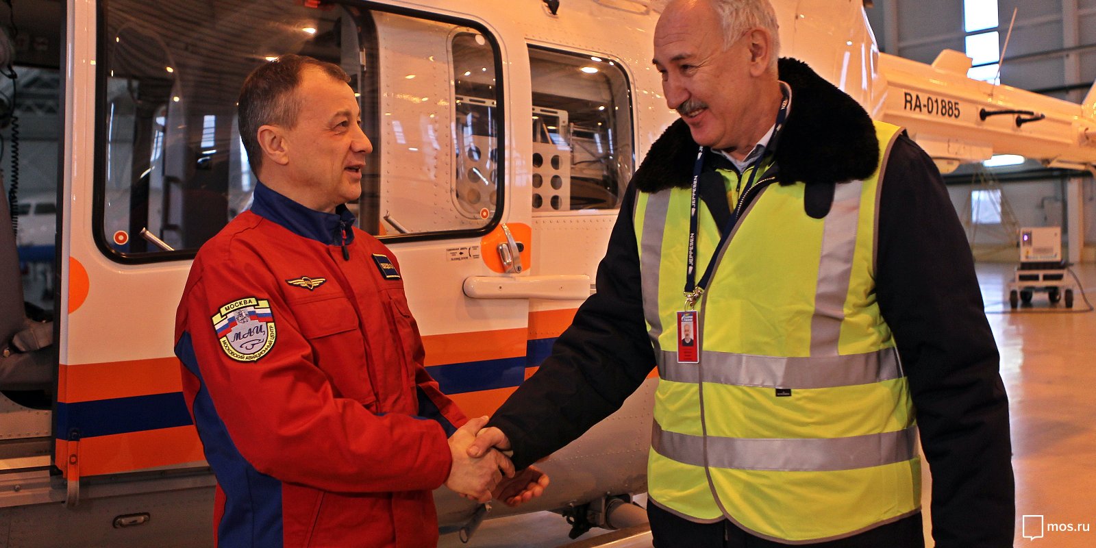 Лучшего летчика-спасателя Москвы поблагодарил бывший пациент «воздушной реанимации»