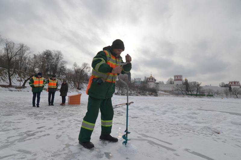 Толщина льда на водоемах Новой Москвы составила 30 сантиметров. Фото: архив, «Вечерняя Москва»