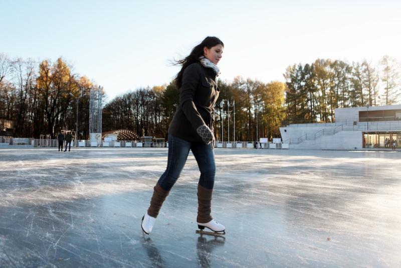Танцы на льду: специалисты зальют каток в Роговском