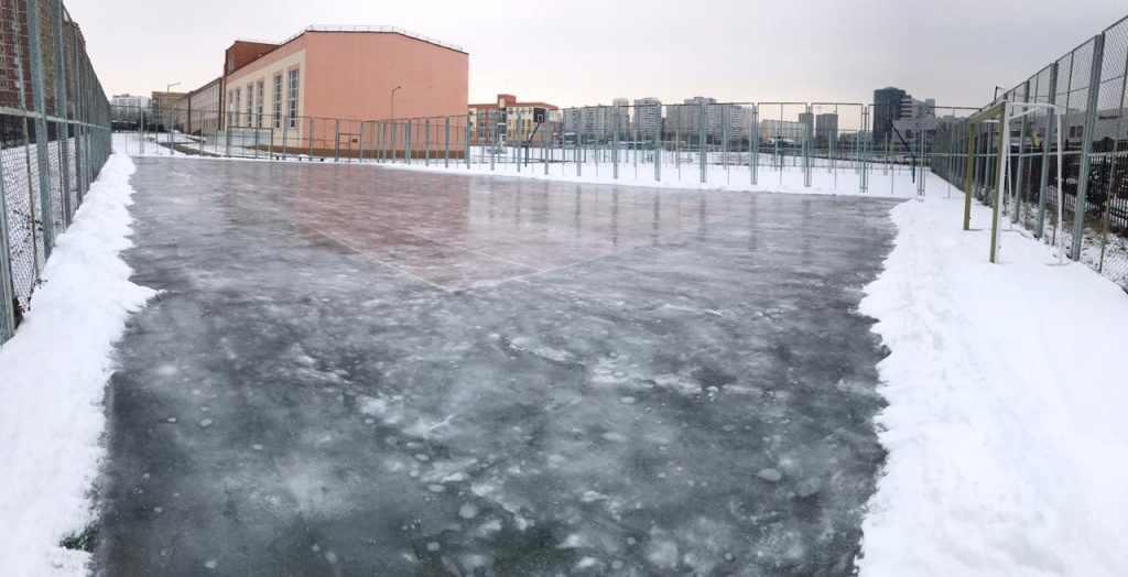 Каток и снежную горку для зимнего досуга обустроили в Московском
