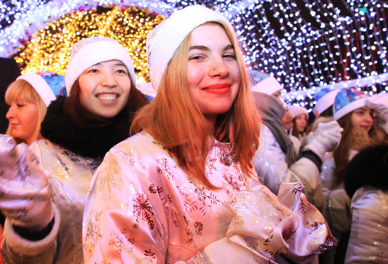 Праздник к нам приходит: новогодние площадки появятся в Московском и Десеновском