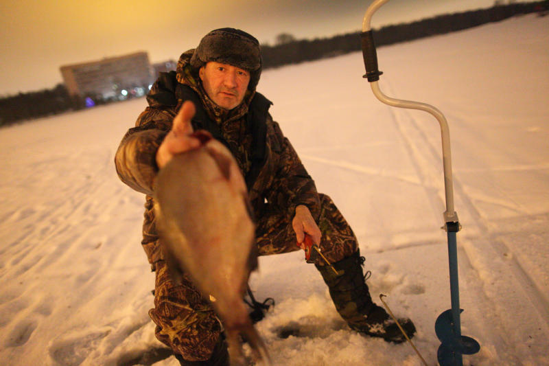 Прочный лед в специальных местах для зимней рыбалки сформировался в Новой Москве. Фото: архив, «Вечерняя Москва»
