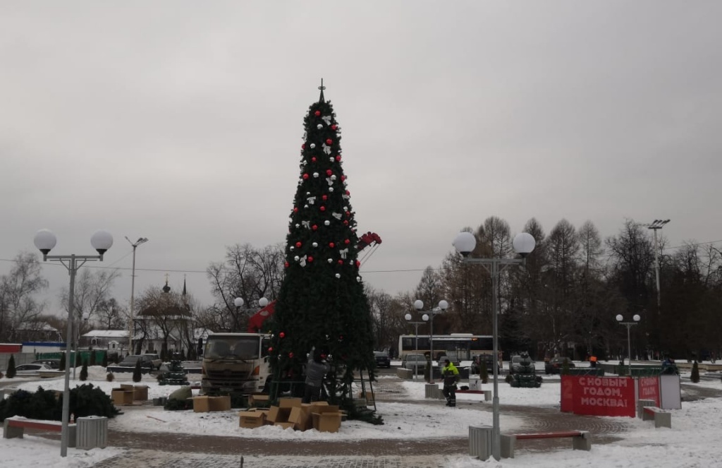 Новогодние украшения: искусственные ели установили в поселении Щаповское