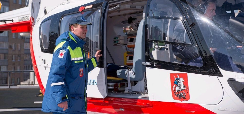 Медицинский вертолет эвакуировал человека, упавшего с высоты в Новой Москве