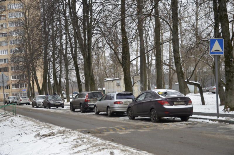 Парковочные места очистили от снега в Киевском