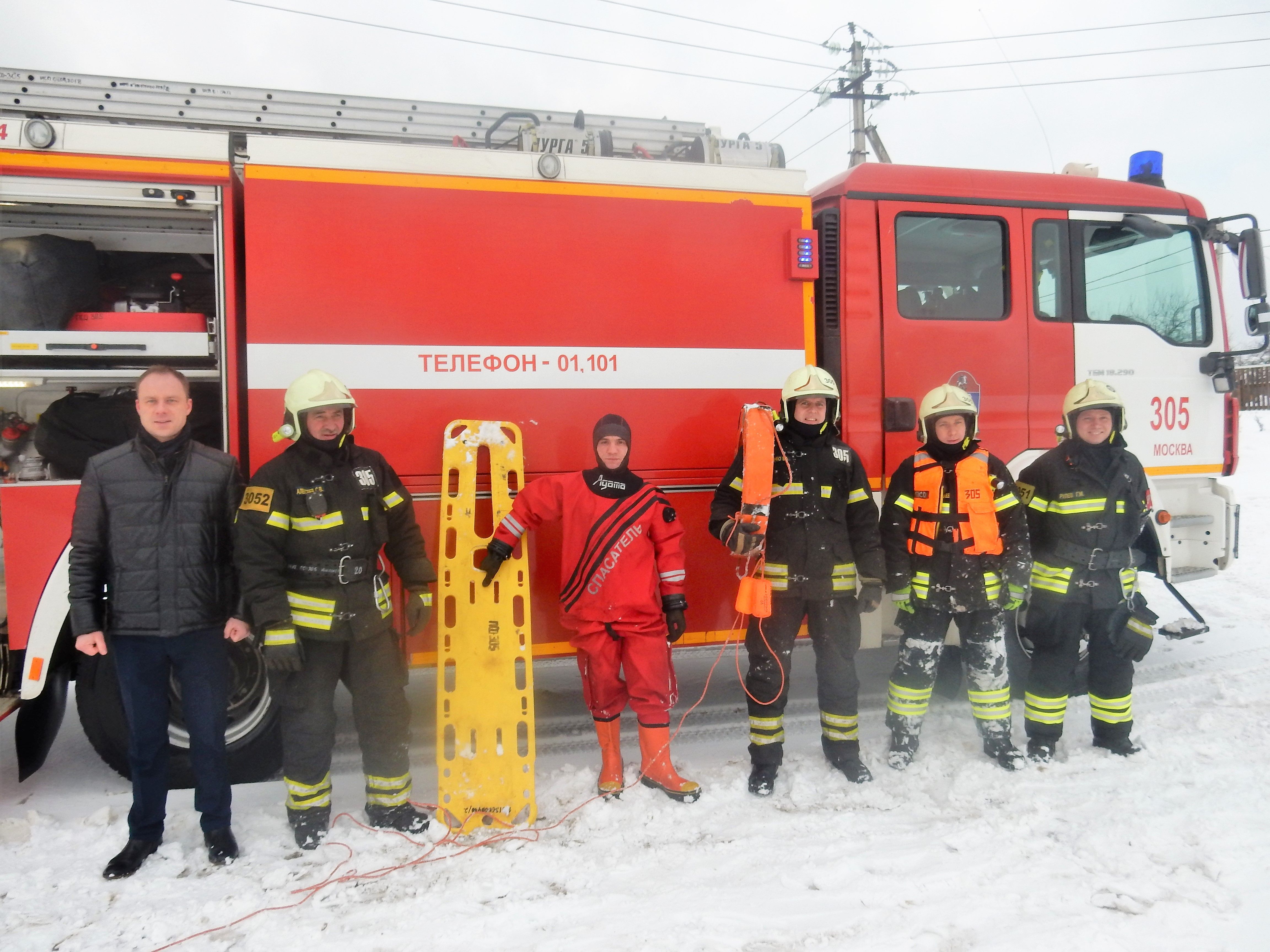 В Новофедоровском пожарные 305 пожарно-спасательного отряда тренировали навыки по спасению людей на водоеме
