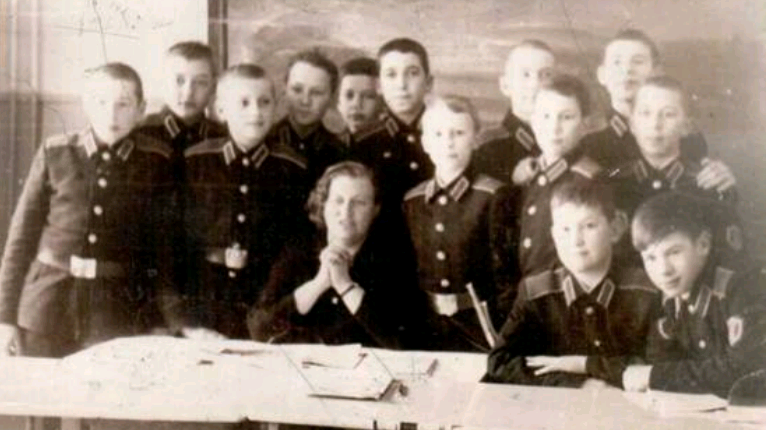 Людмила Дикунова и ее ученики-суворовцы. Фото из автобиографической книги «Моя жизнь»