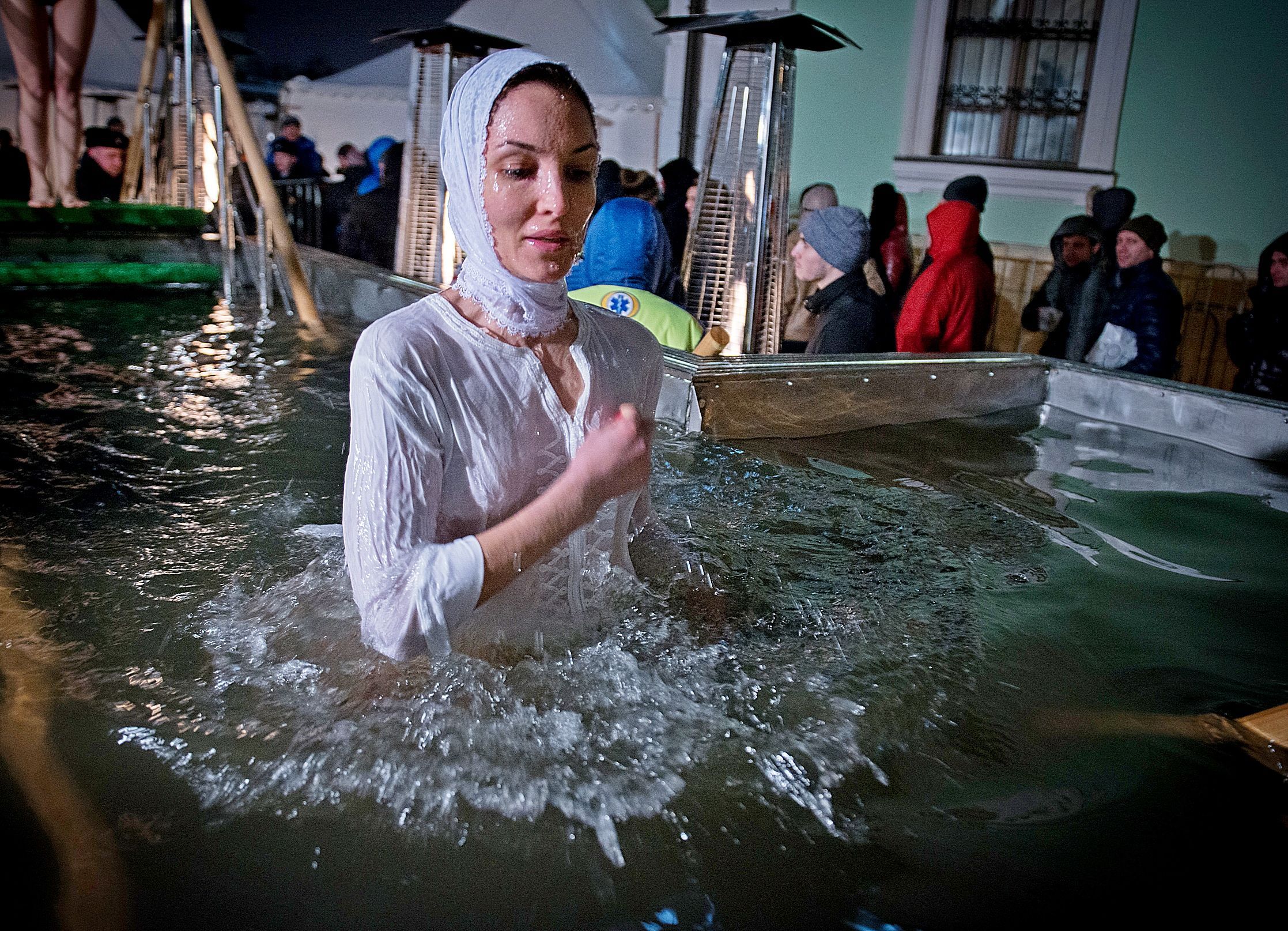 Тысячи москвичей приняли участие в крещенских купаниях 