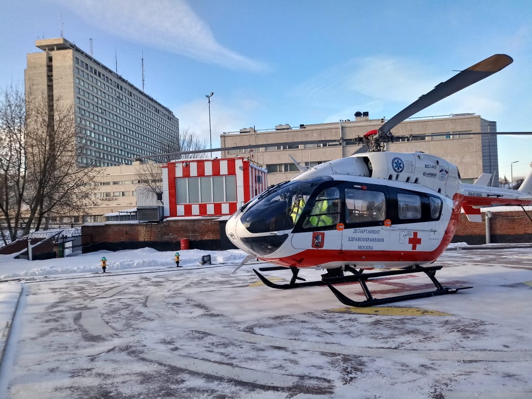 Вертолет Московского авиационного центра эвакуировал человека