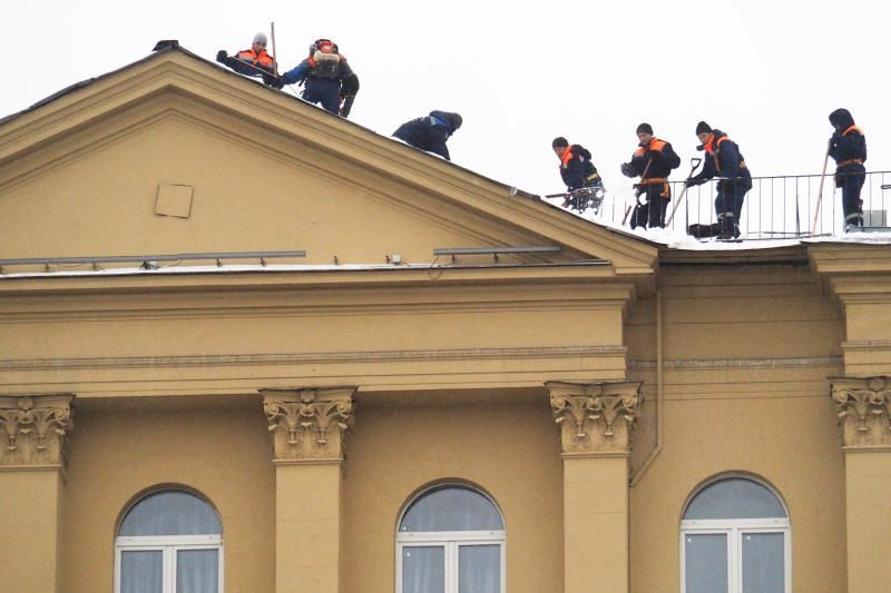 В Москве более десяти тысяч кровельщиков привлечено для расчистки крыш