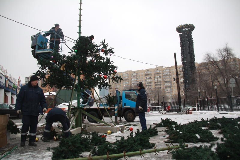 В Москве начали демонтировать новогодние конструкции
