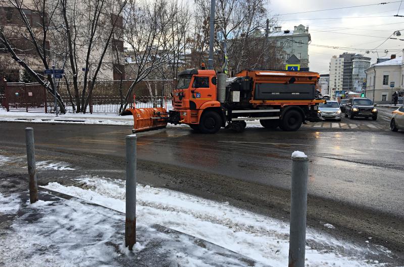 Свыше восьми тысячи единиц техники проведут уборку снега в столицы. Фото: Анна Быкова