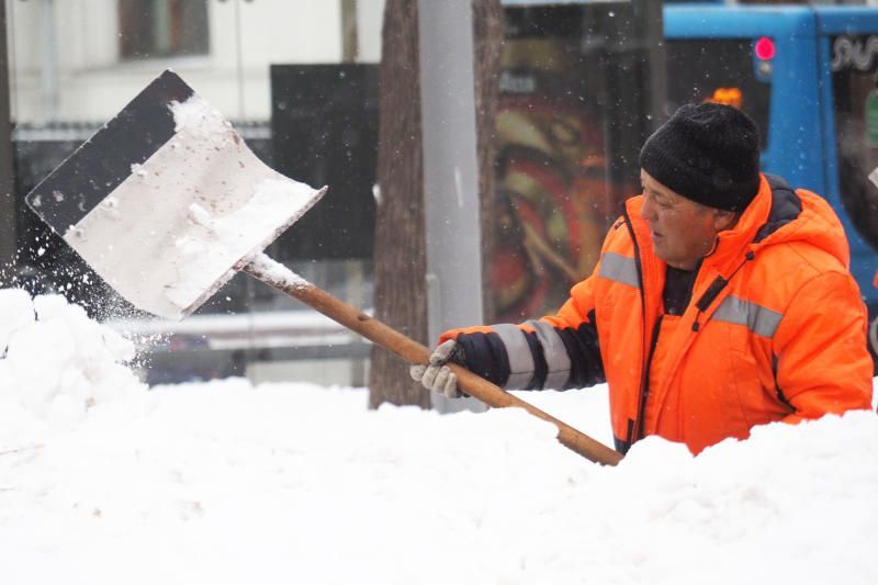 Шесть спецмашин выйдут на дороги Кленовского в снегопад