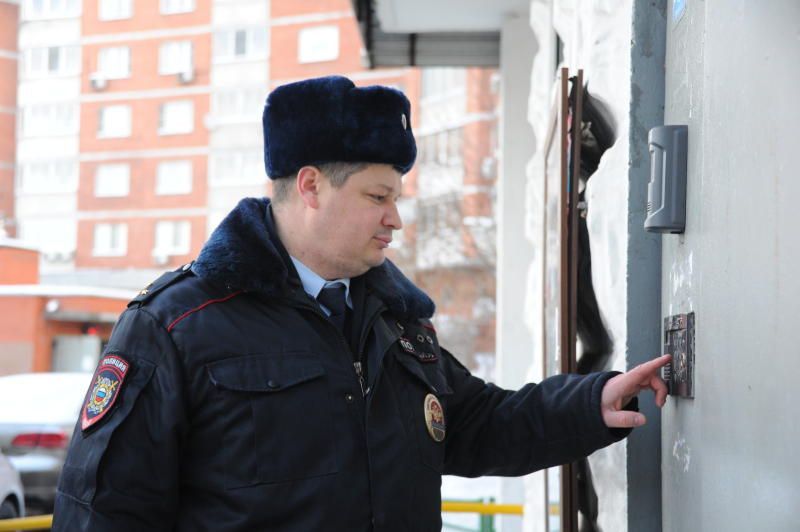 Полицейские Новой Москвы задержали подозреваемого при попытке кражи имущества у пенсионерки