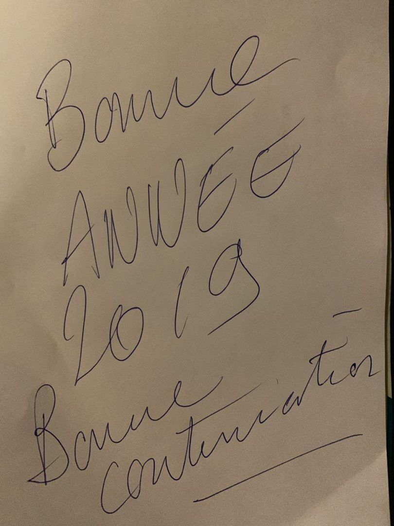 Французский актер оставил автограф для газеты «Новые округа», написав «С Новым годом 2019. Хорошего продолжения»